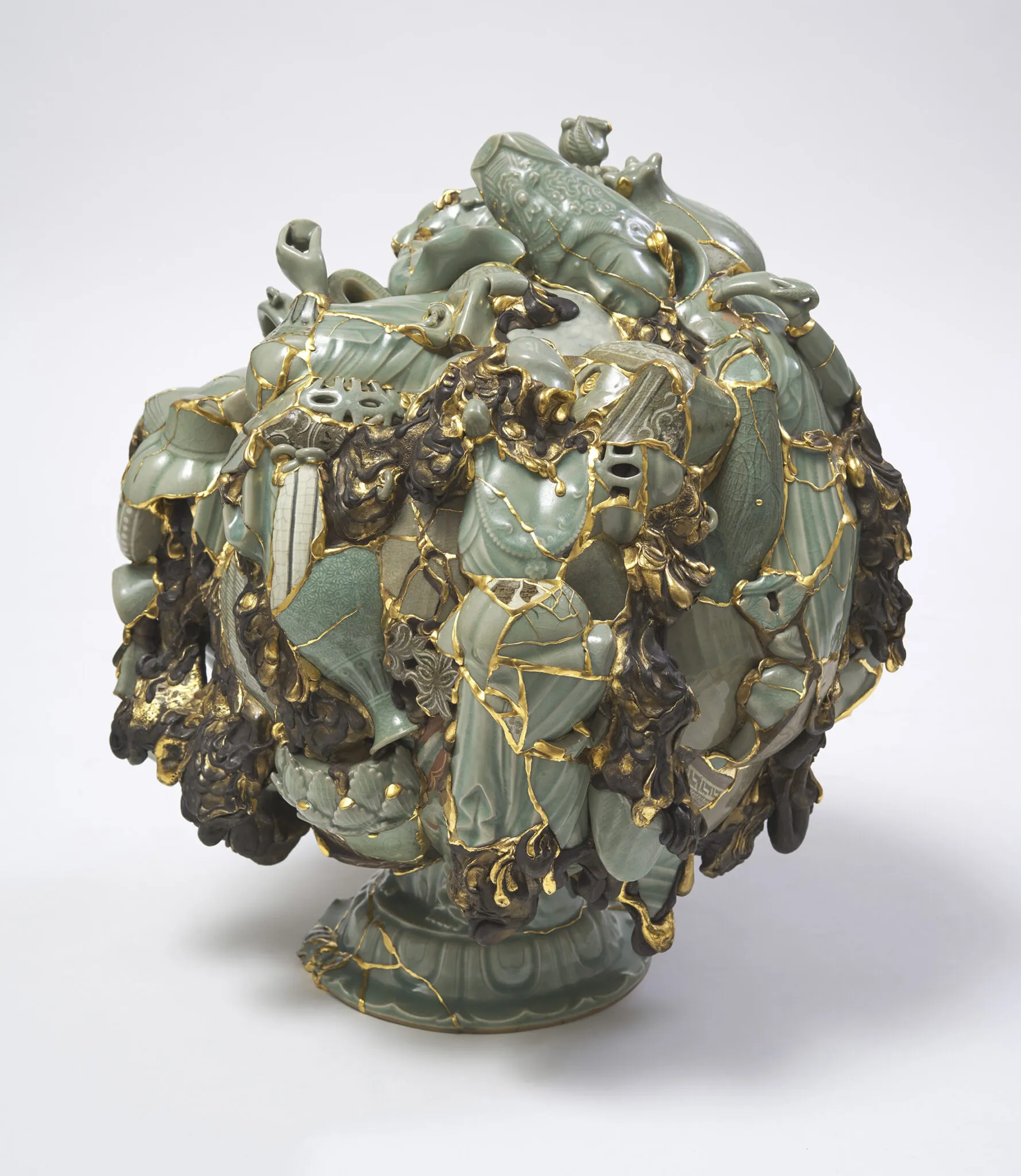 Des assemblages de morceaux de porcelaine au fil d'or - du Kintsugi par Yeesookyung Des assemblages de morceaux de porcelaine au fil d or du Kintsugi par Yeesookyung 4 Des assemblages de morceaux de porcelaine au fil d or du Kintsugi par Yeesookyung 4