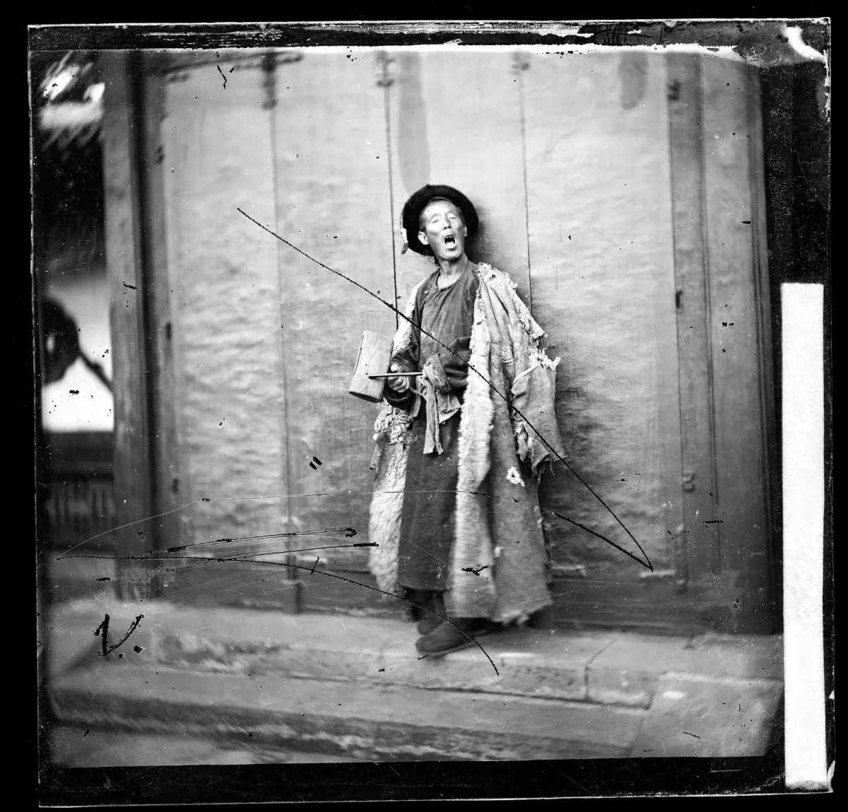 Des photographies de la Chine des années 1870 par John Thomson Des photographies de la Chine des annees 1870 par John Thomson 14 veilleur de nuit Des-photographies-de-la-Chine-des-annees-1870-par-John-Thomson-14-veilleur-de-nuit