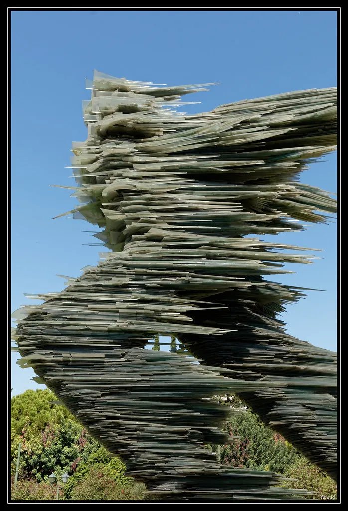 Dromeas - la sculpture géante d'un coureur en éclats de verre Dromeas la sculpture geante d un coureur en eclats de verre athenes costas varotsos 12 Dromeas-la-sculpture-geante-d-un-coureur-en-eclats-de-verre-athenes-costas-varotsos-12