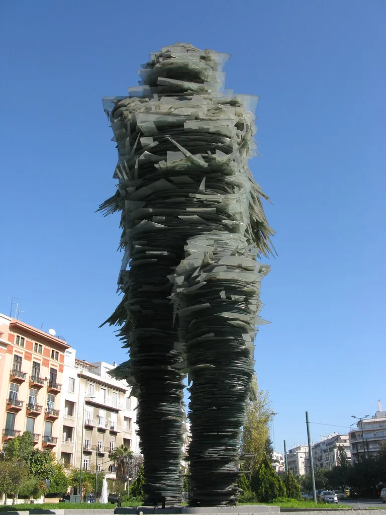 Dromeas - la sculpture géante d'un coureur en éclats de verre Dromeas la sculpture geante d un coureur en eclats de verre athenes costas varotsos 3 Dromeas-la-sculpture-geante-d-un-coureur-en-eclats-de-verre-athenes-costas-varotsos-3