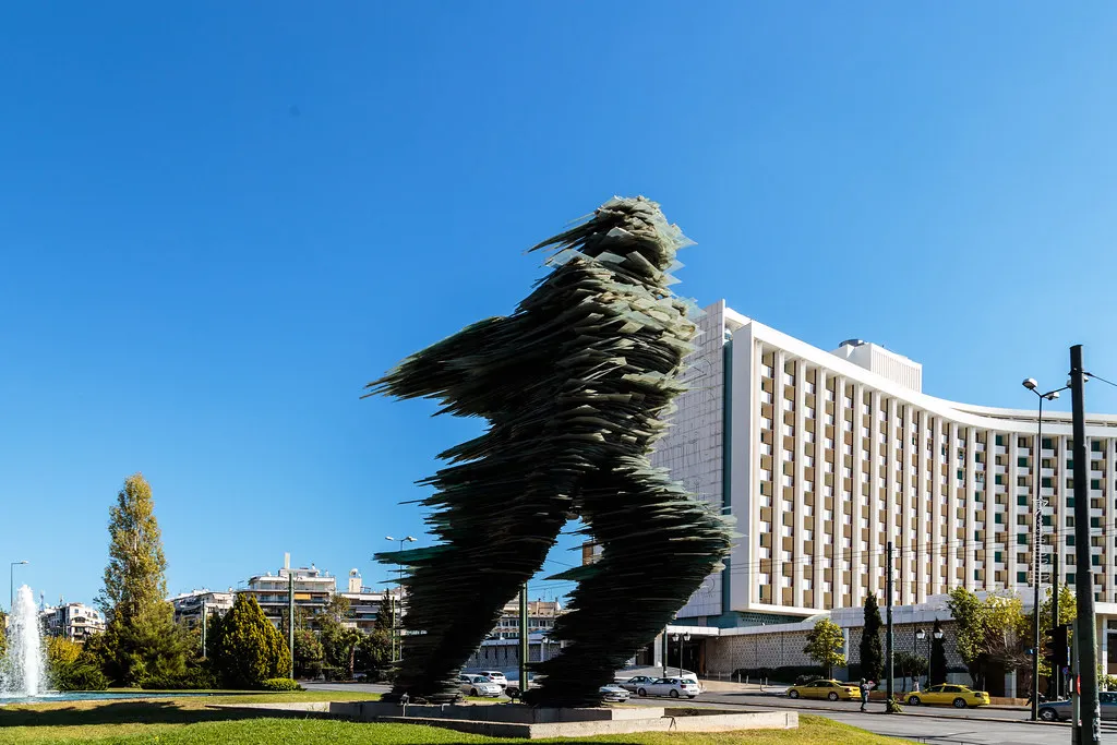 Dromeas - la sculpture géante d'un coureur en éclats de verre Dromeas la sculpture geante d un coureur en eclats de verre athenes costas varotsos 4 Dromeas-la-sculpture-geante-d-un-coureur-en-eclats-de-verre-athenes-costas-varotsos-4