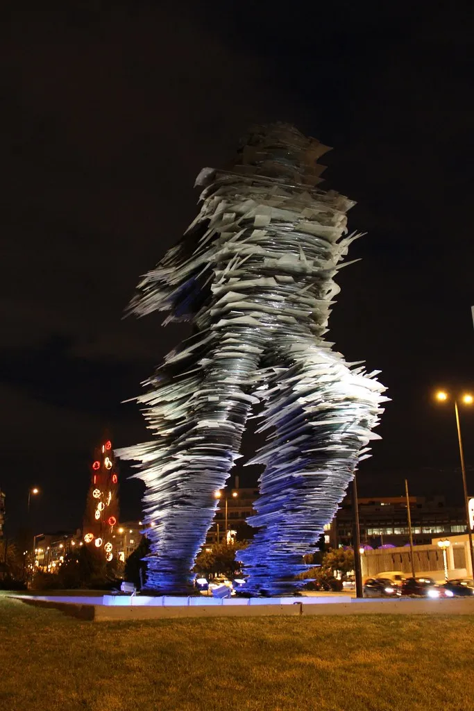 Dromeas - la sculpture géante d'un coureur en éclats de verre Dromeas la sculpture geante d un coureur en eclats de verre athenes costas varotsos 5 Dromeas-la-sculpture-geante-d-un-coureur-en-eclats-de-verre-athenes-costas-varotsos-5