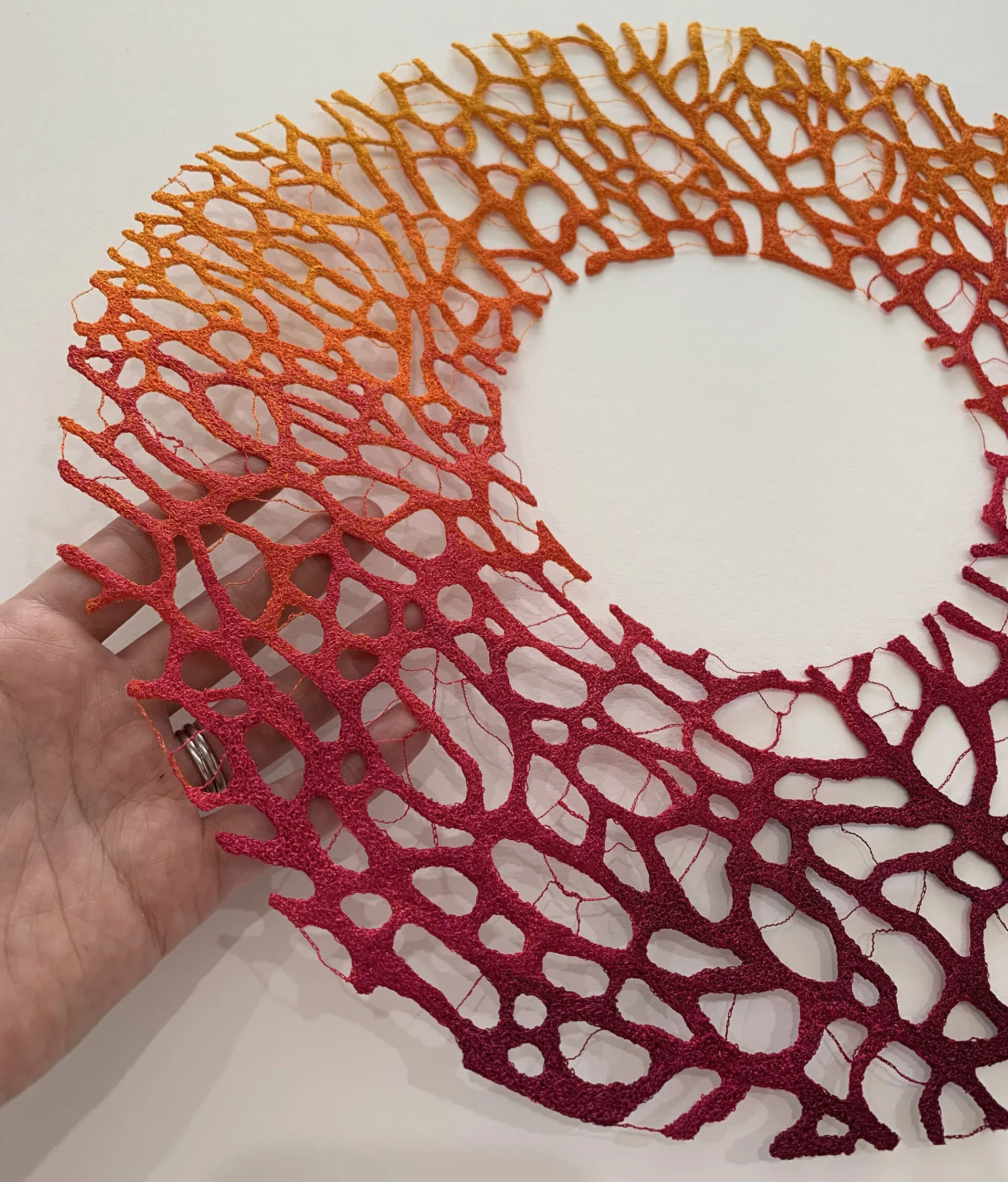 Du corail en broderie par Meredith Woolnough Du corail en broderie par Meredith Woolnough 7 Du corail en broderie par Meredith Woolnough 7