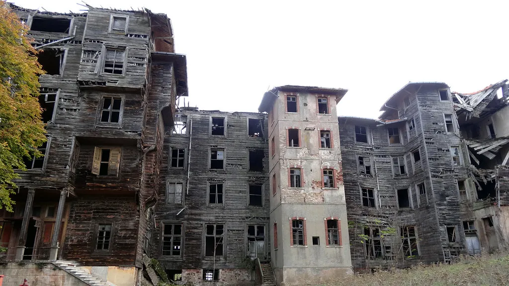 L' orphelinat Prinkipo - le plus grand bâtiment de bois d'Europe L orphelinat Prinkipo le plus grand batiment de bois d Europe Buyukada princes turquie 5 L orphelinat Prinkipo le plus grand batiment de bois d Europe Buyukada princes turquie 5