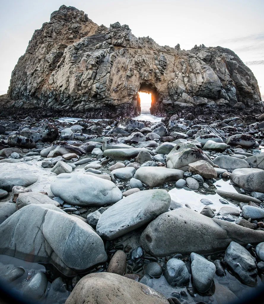 La plage de Pfeiffer Beach et son arche en forme de serrure, joyau caché de Big Sur La plage de Pfeiffer Beach et son arche en forme de serrure keyhole arch joyau cache de Big Sur californie 6 La-plage-de-Pfeiffer-Beach-et-son-arche-en-forme-de-serrure-keyhole-arch-joyau-cache-de-Big-Sur-californie-6