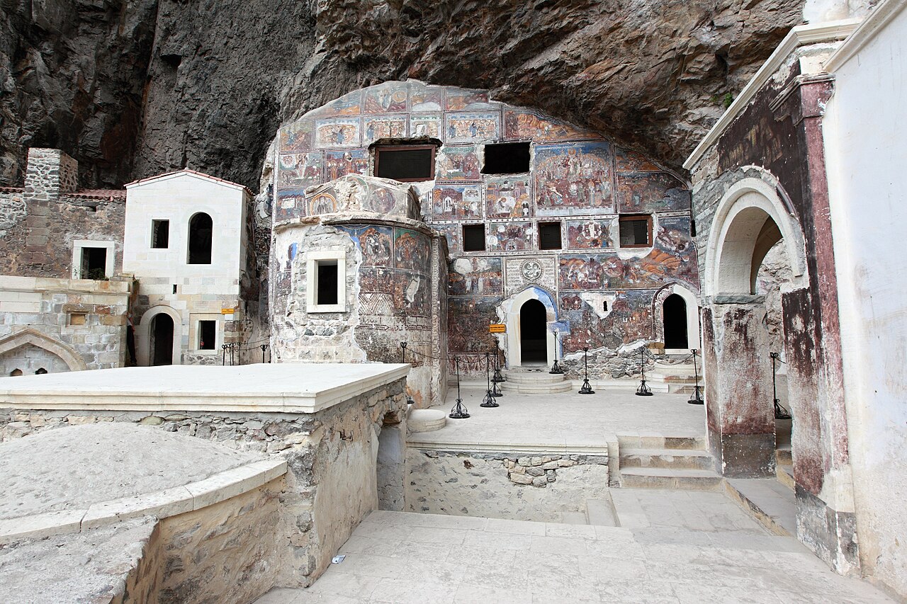 Intérieur du monastere de Sumela ,monastere a flanc de falaise en Turquie Intérieur du monastere de Sumela ,monastere a flanc de falaise en Turquie