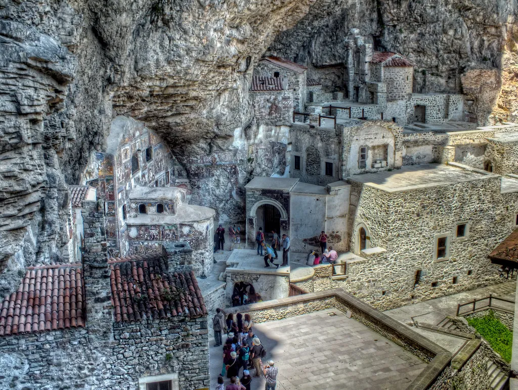 Le monastère de Sumela, un monastère à flanc de falaise en Turquie Le monastere de Sumela un monastere a flanc de falaise en Turquie 8 Le monastere de Sumela un monastere a flanc de falaise en Turquie 8