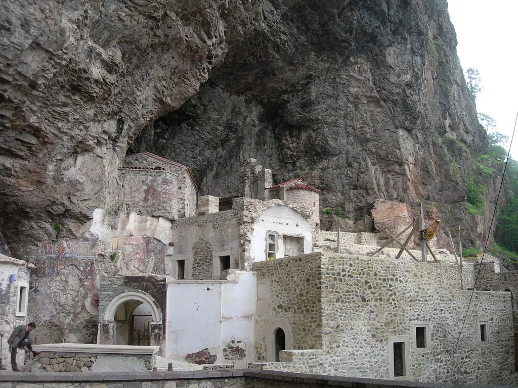 Le monastère de Sumela, un monastère à flanc de falaise en Turquie Le monastere de Sumela un monastere a flanc de falaise en Turquie 9 Le monastere de Sumela un monastere a flanc de falaise en Turquie 9