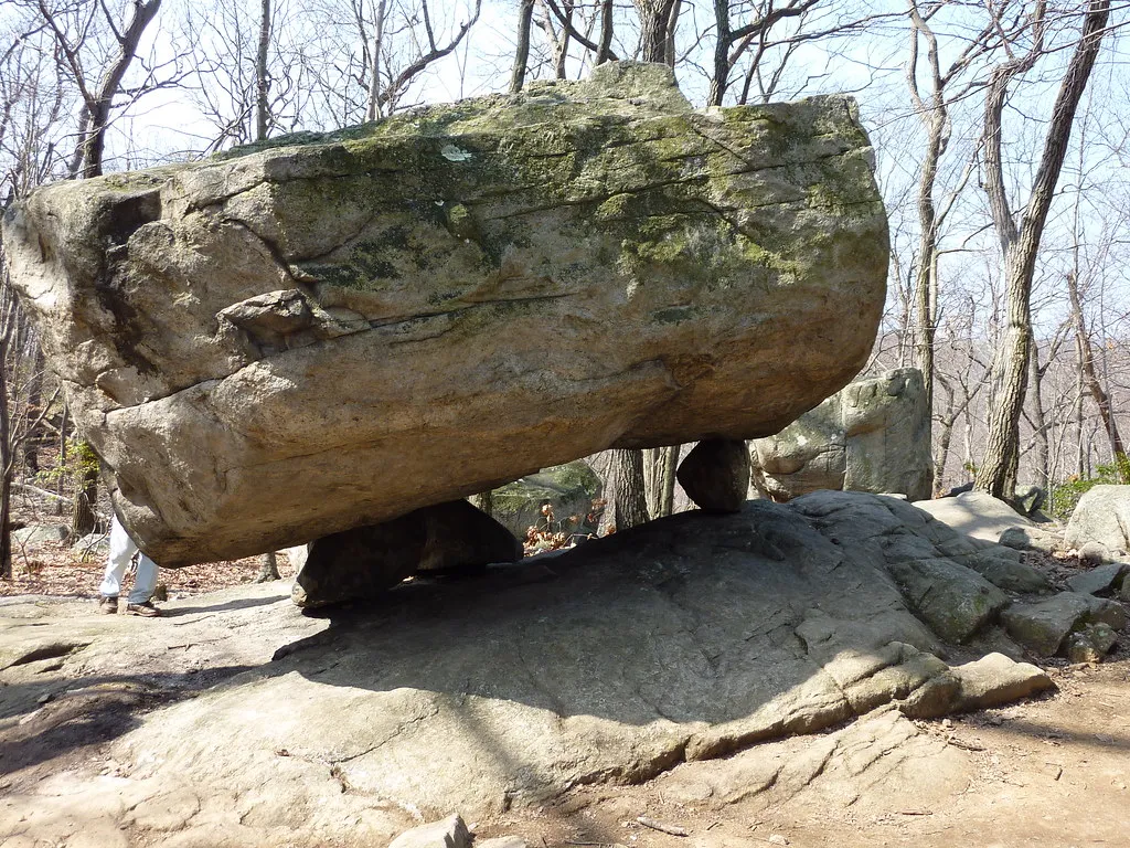 Tripod rock - un étrange rocher sur 3 pieds Tripod rock un etrange rocher sur 3 pieds pyramid mountain new jersey 3 Tripod-rock-un-etrange-rocher-sur-3-pieds-pyramid-mountain-new-jersey-3