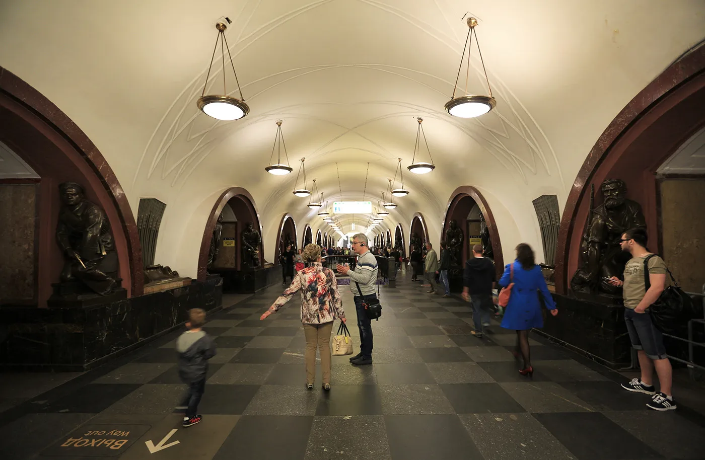 Underground Moscow - quelques unes des plus belles stations de métro de Moscou Underground Moscow quelques unes des plus belles stations de metro de Moscou 5 Ploshad Revolutsyi Underground-Moscow-quelques-unes-des-plus-belles-stations-de-metro-de-Moscou-5-Ploshad-Revolutsyi