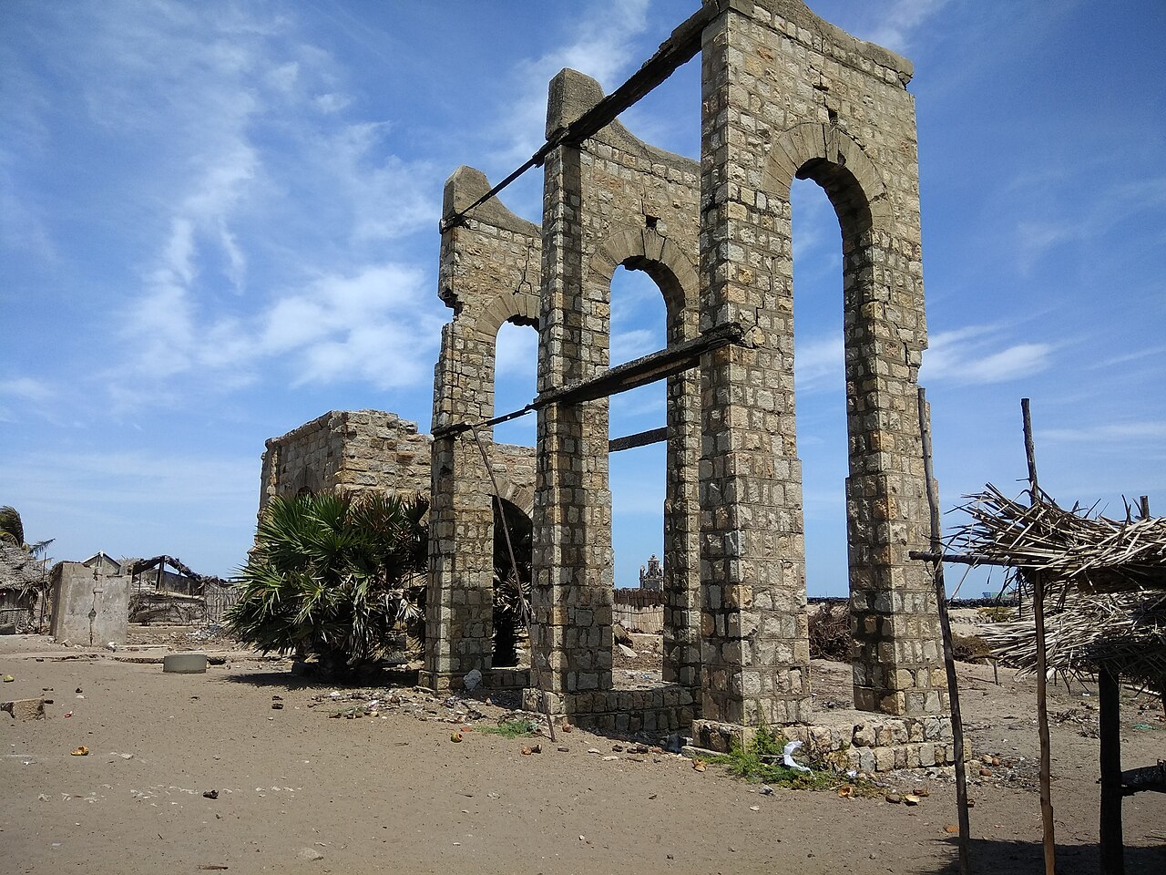Ancienne gare de Dhanushkodi endommagée par le cyclone de 1964 Ancienne gare de Dhanushkodi endommagée par le cyclone de 1964