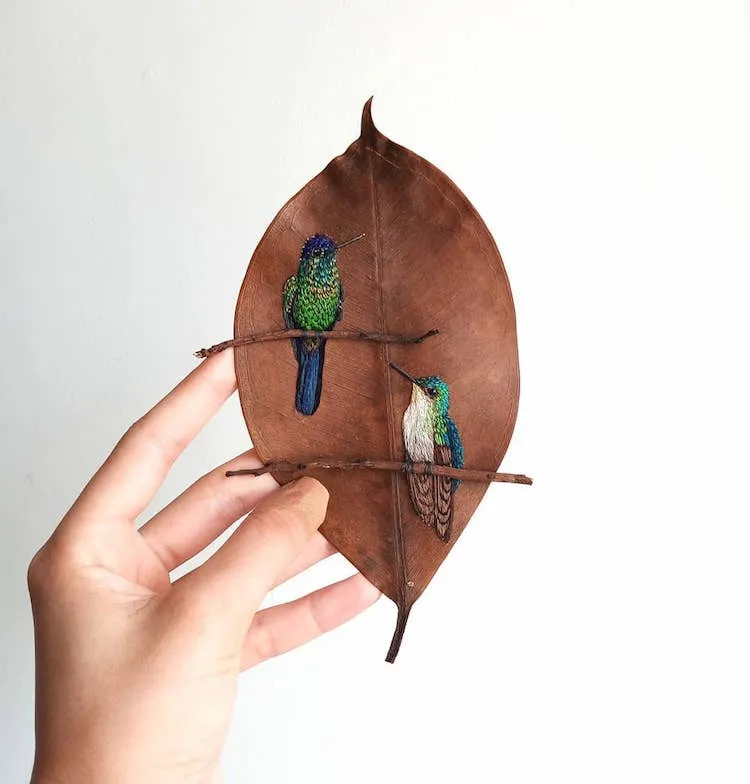 Des broderies d' oiseaux sur des feuilles mortes broderies d oiseaux sur des feuilles mortes par Laura Dalla Vecchia 2 broderies d oiseaux sur des feuilles mortes par Laura Dalla Vecchia 2
