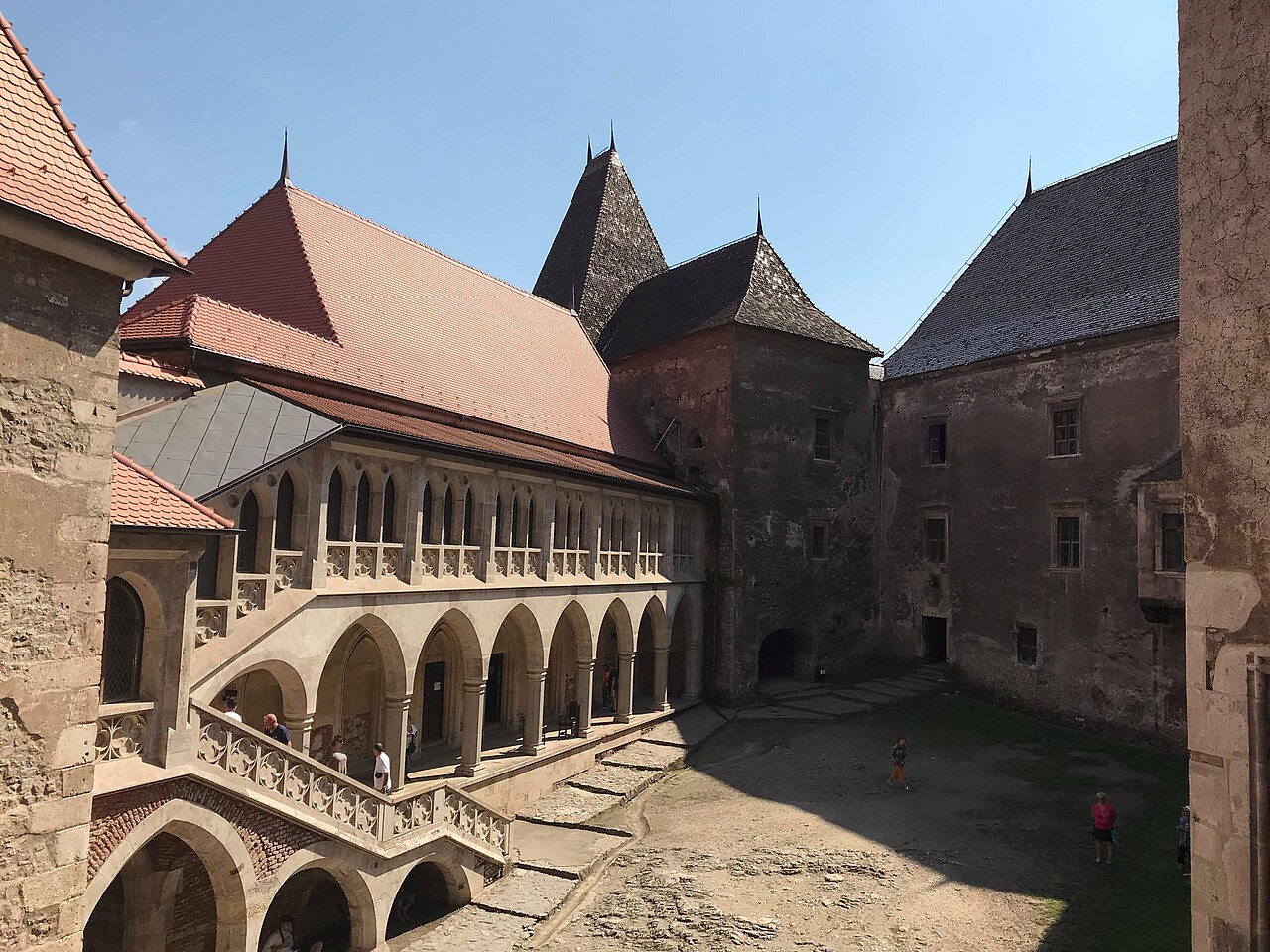 cour interieure chateau hunedoara Cour intérieure du château de Hunedoara en Transylvanie