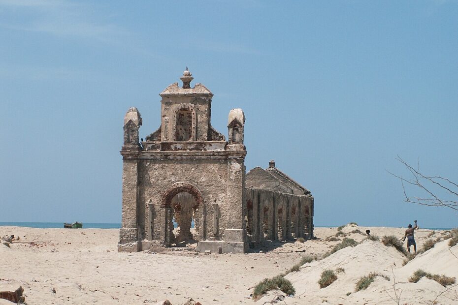 Dhanushkodi, la ville fantôme détruite par le cyclone de 1964 eglise ruines dhanushkodi Ruines de l’ancienne église de Dhanushkodi au Tamil Nadu