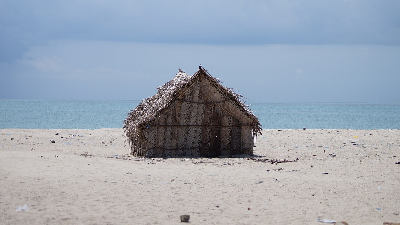 hutte detruite dhanushkodi Hutte en ruine dans le paysage de Dhanushkodi