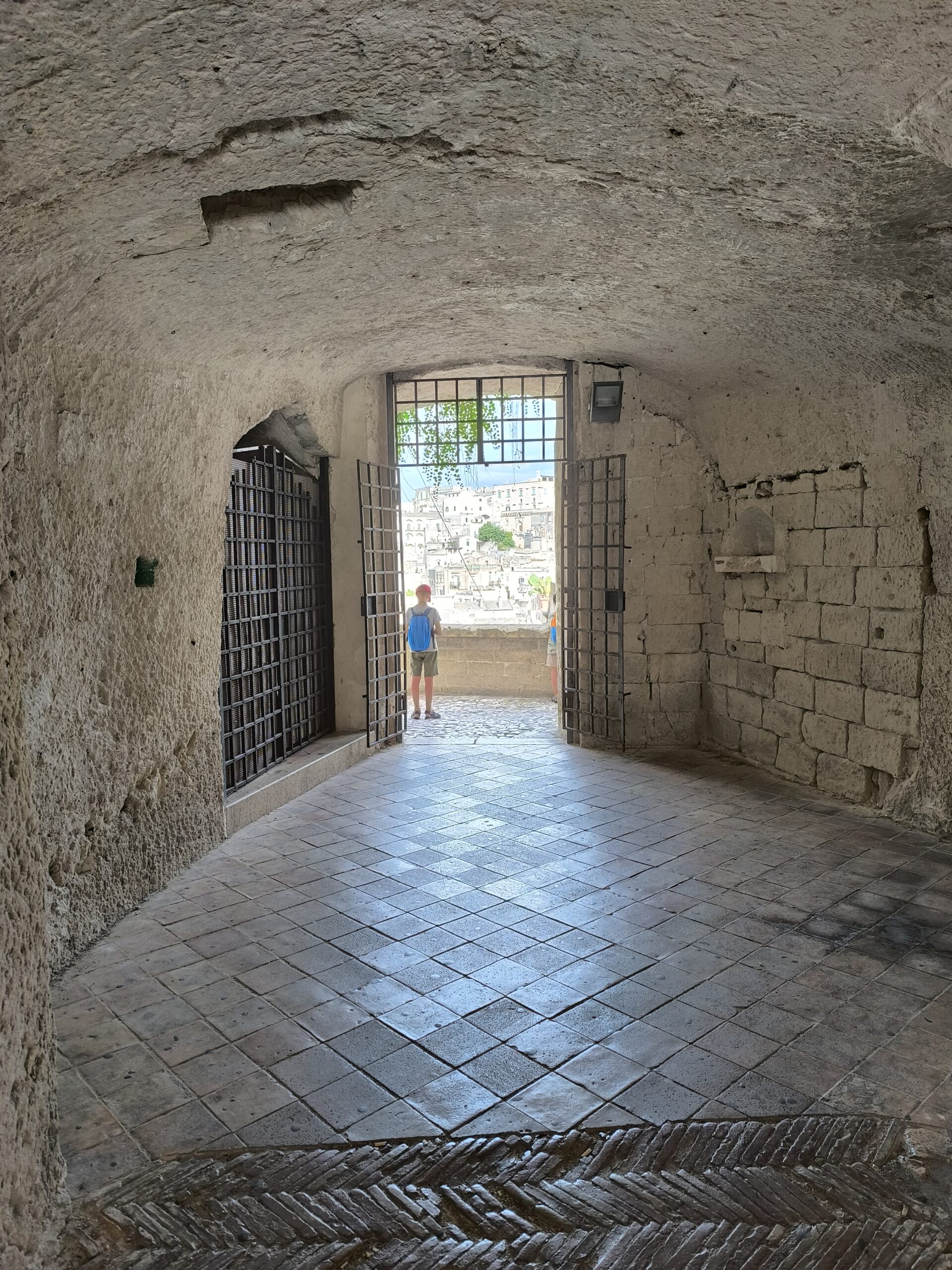 interieur rupestre sassi matera Intérieur creusé dans le tuf avec vue sur les Sassi de Matera