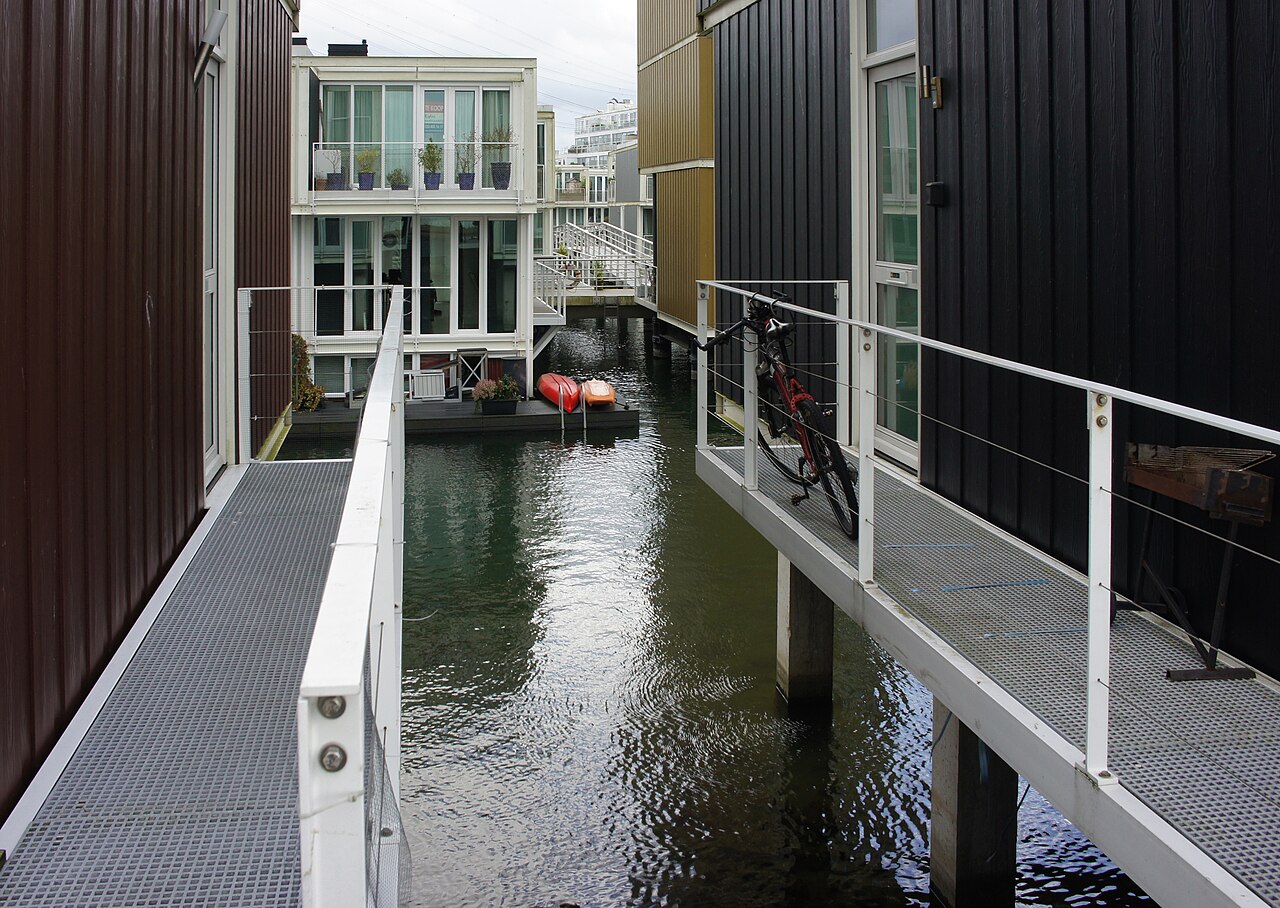 Maison flottante à Steigereiland dans le quartier IJburg d’Amsterdam Maison flottante à Steigereiland dans le quartier IJburg d’Amsterdam