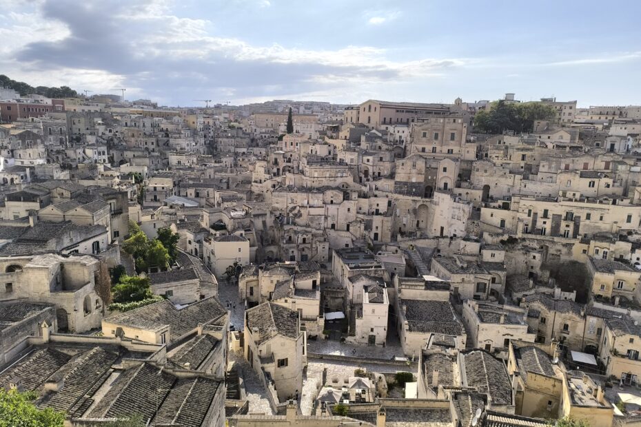 La ville italienne de Matera, décor de Mourir peut attendre matera sassi vue panoramique Vue panoramique sur les Sassi de Matera en Basilicate
