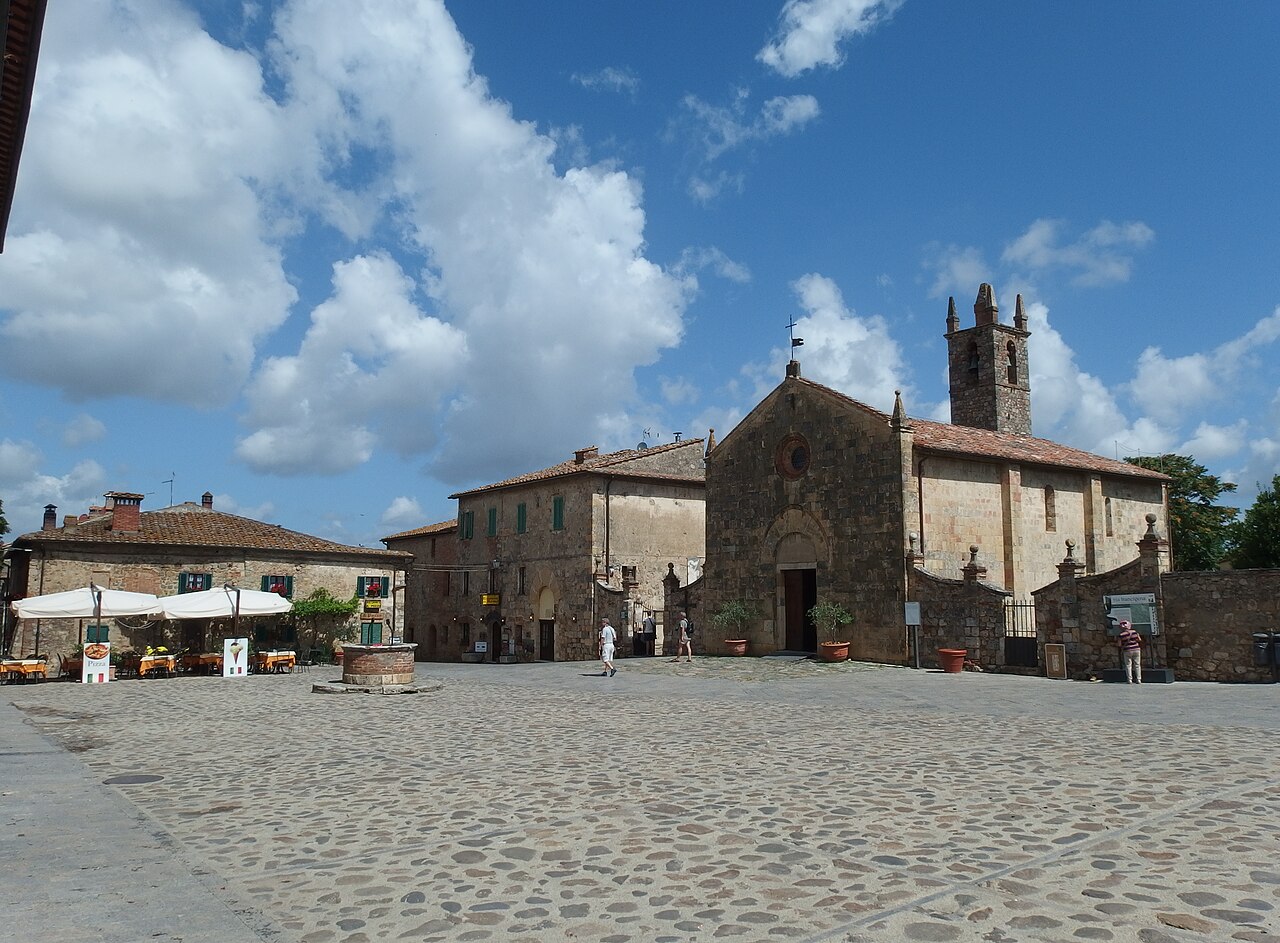 monteriggioni piazza roma santa maria assunta Piazza Roma et église Santa Maria Assunta à Monteriggioni