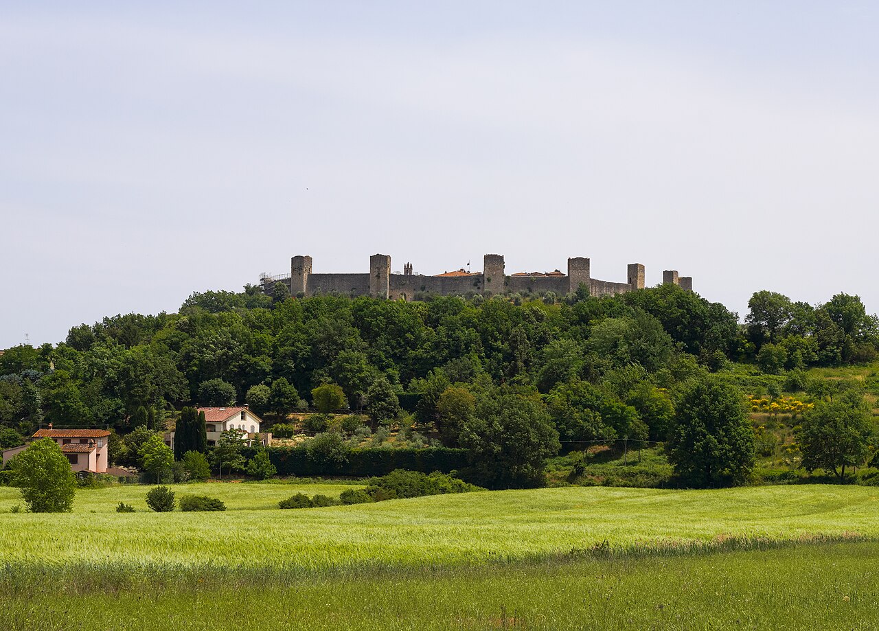 Panorama de Monteriggioni avec ses remparts et ses tours en Toscane Panorama de Monteriggioni avec ses remparts et ses tours en Toscane