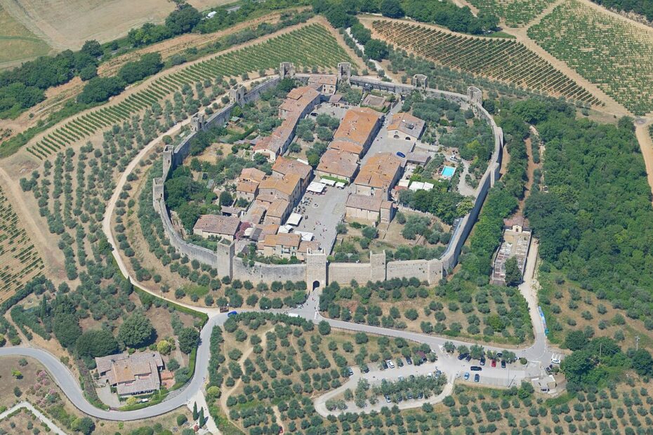 Monteriggioni en Toscane : le village fortifié entouré de 14 tours monteriggioni village fortifie toscane Vue aérienne de Monteriggioni, village fortifié de Toscane entouré de 14 tours