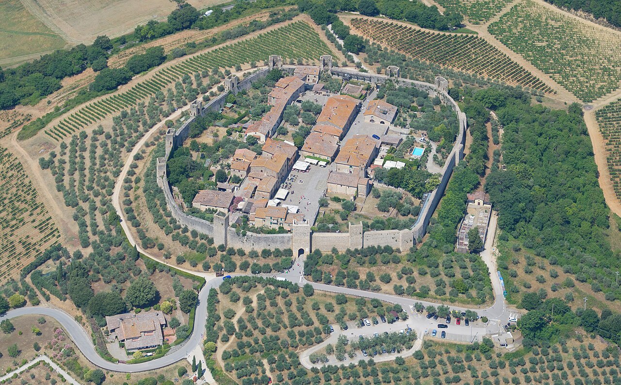 Vue aérienne de Monteriggioni, village fortifié de Toscane entouré de 14 tours Vue aérienne de Monteriggioni, village fortifié de Toscane entouré de 14 tours