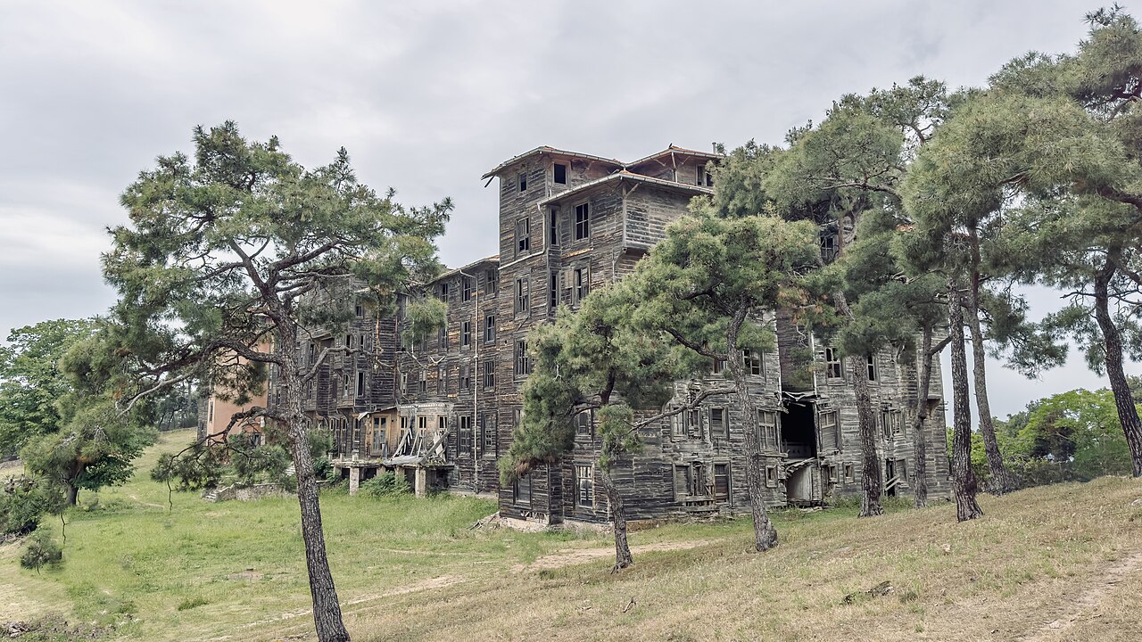 Orphelinat Prinkipo en bois sur l’île de Büyükada en 2024 Orphelinat Prinkipo en bois sur l’île de Büyükada en 2024