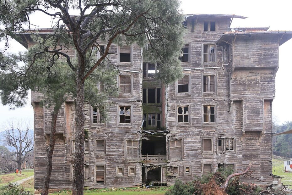 Prinkipo : l’immense orphelinat en bois abandonné de Büyükada prinkipo palace batiment bois prinkipo palace batiment bois