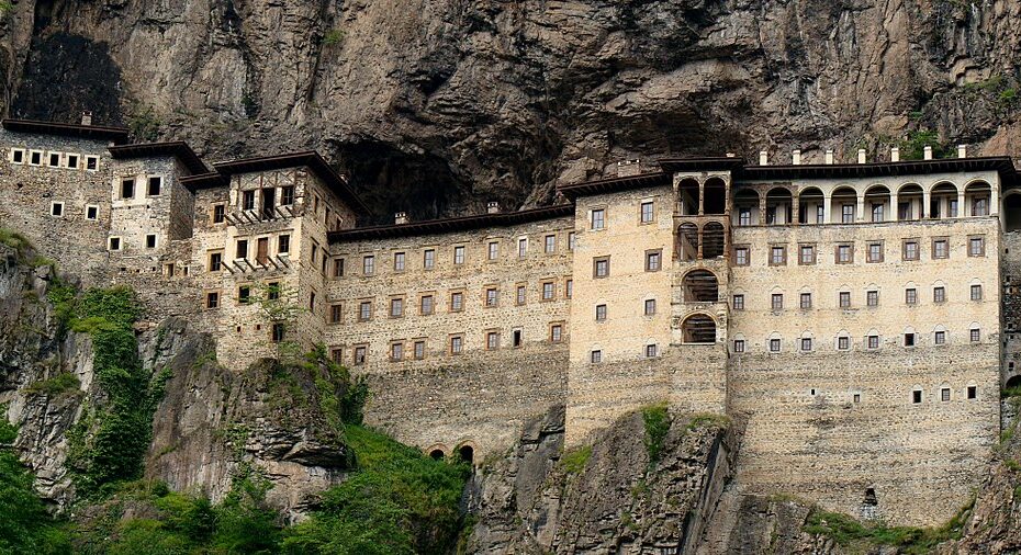 Le monastère de Sumela, un monastère à flanc de falaise en Turquie sumela monastere vallee altindere Monastère de Sümela vu depuis la vallée de l’Altındere en Turquie