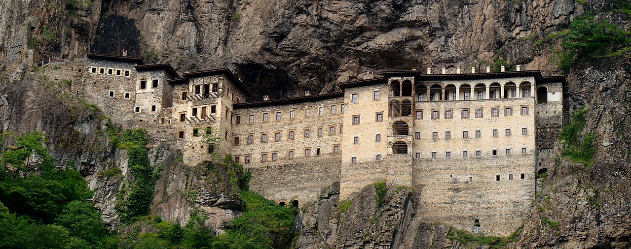 Monastère de Sümela vu depuis la vallée de l’Altındere en Turquie Monastère de Sümela vu depuis la vallée de l’Altındere en Turquie