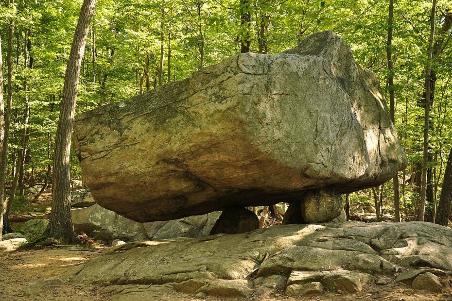 Tripod Rock, énorme rocher glaciaire en équilibre sur trois pierres dans le New Jersey