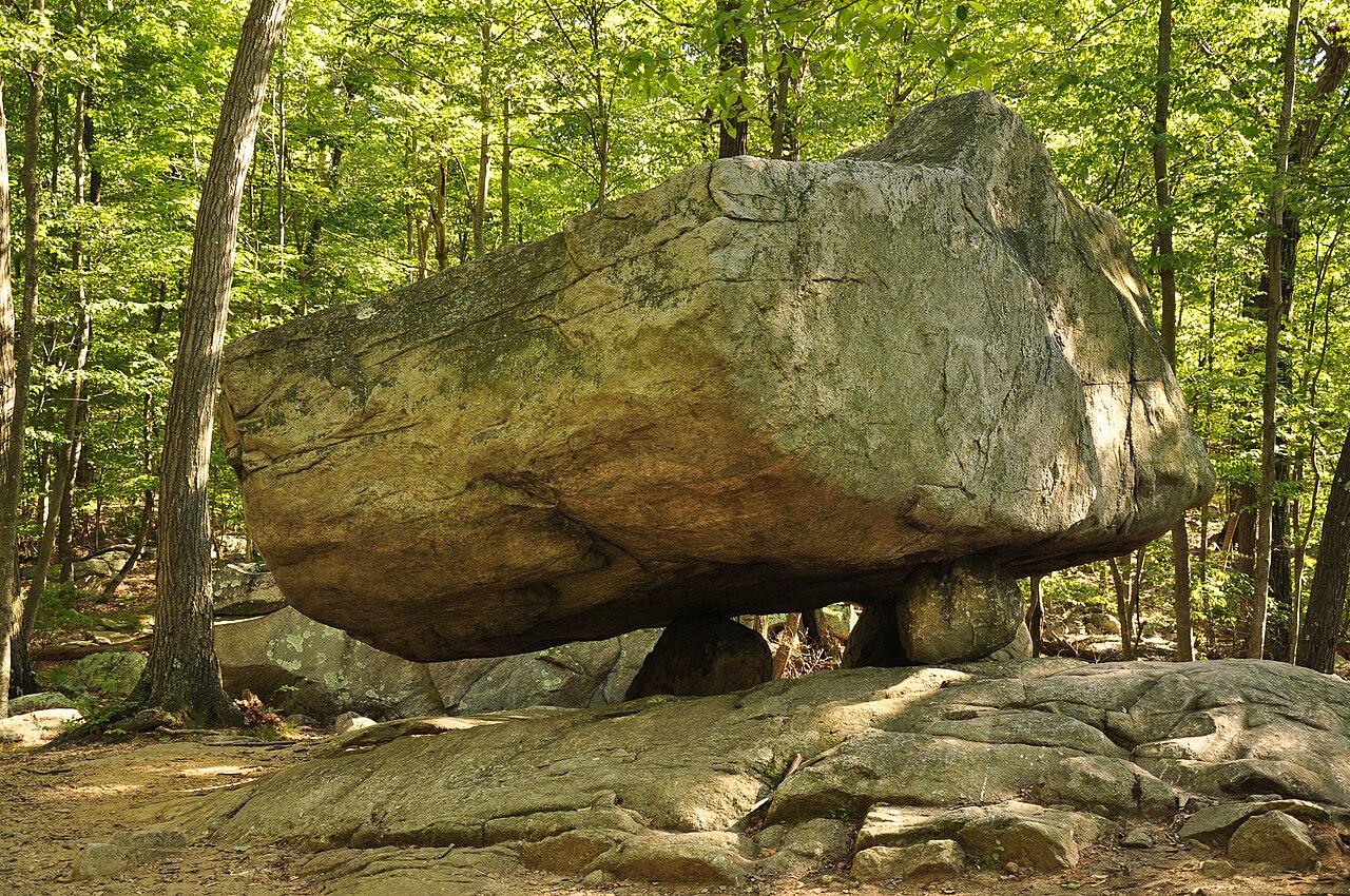 Tripod Rock, énorme rocher glaciaire en équilibre sur trois pierres dans le New Jersey Tripod Rock, énorme rocher glaciaire en équilibre sur trois pierres dans le New Jersey