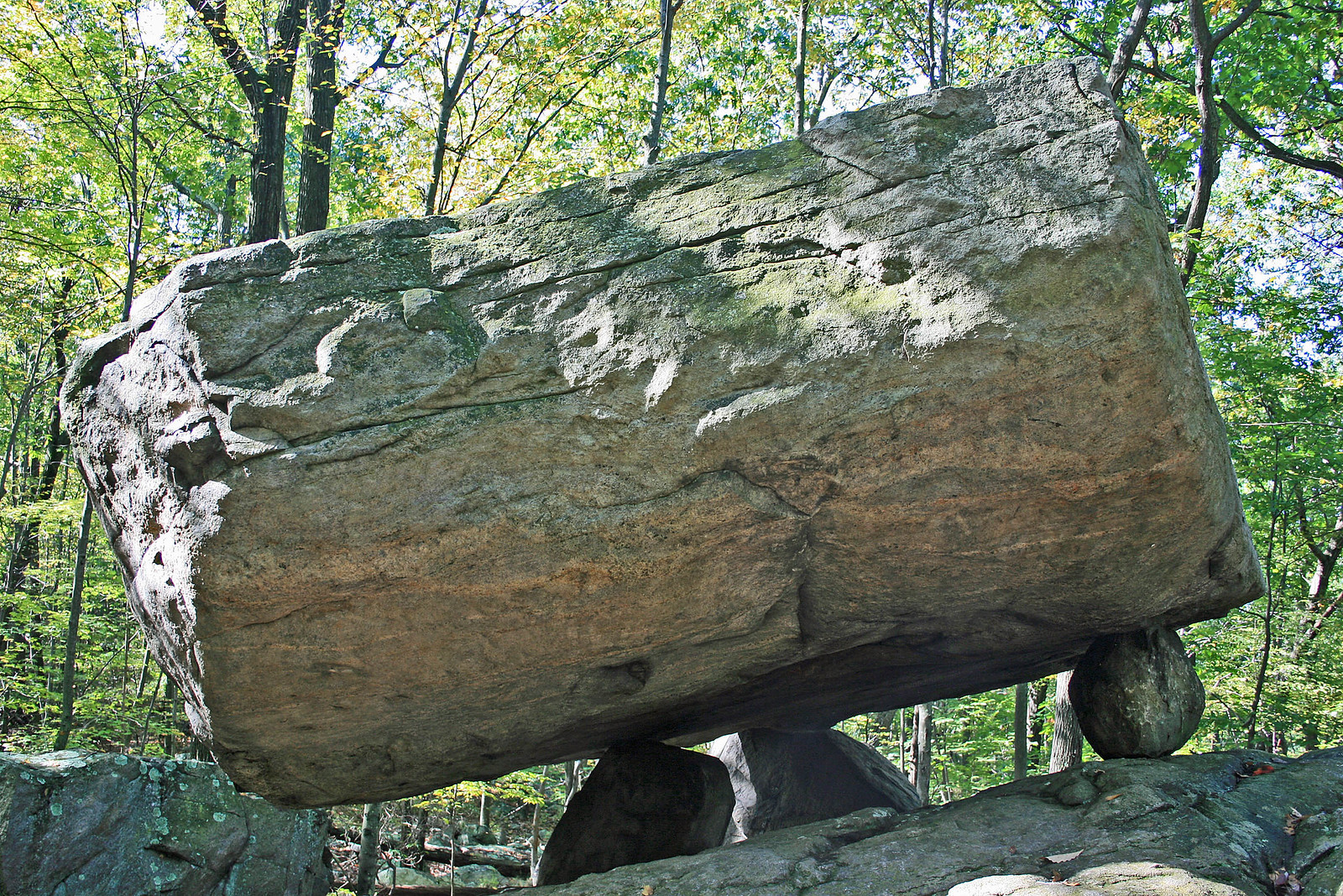 Tripod Rock reposant sur trois pierres à Pyramid Mountain dans le New Jersey Tripod Rock reposant sur trois pierres à Pyramid Mountain dans le New Jersey