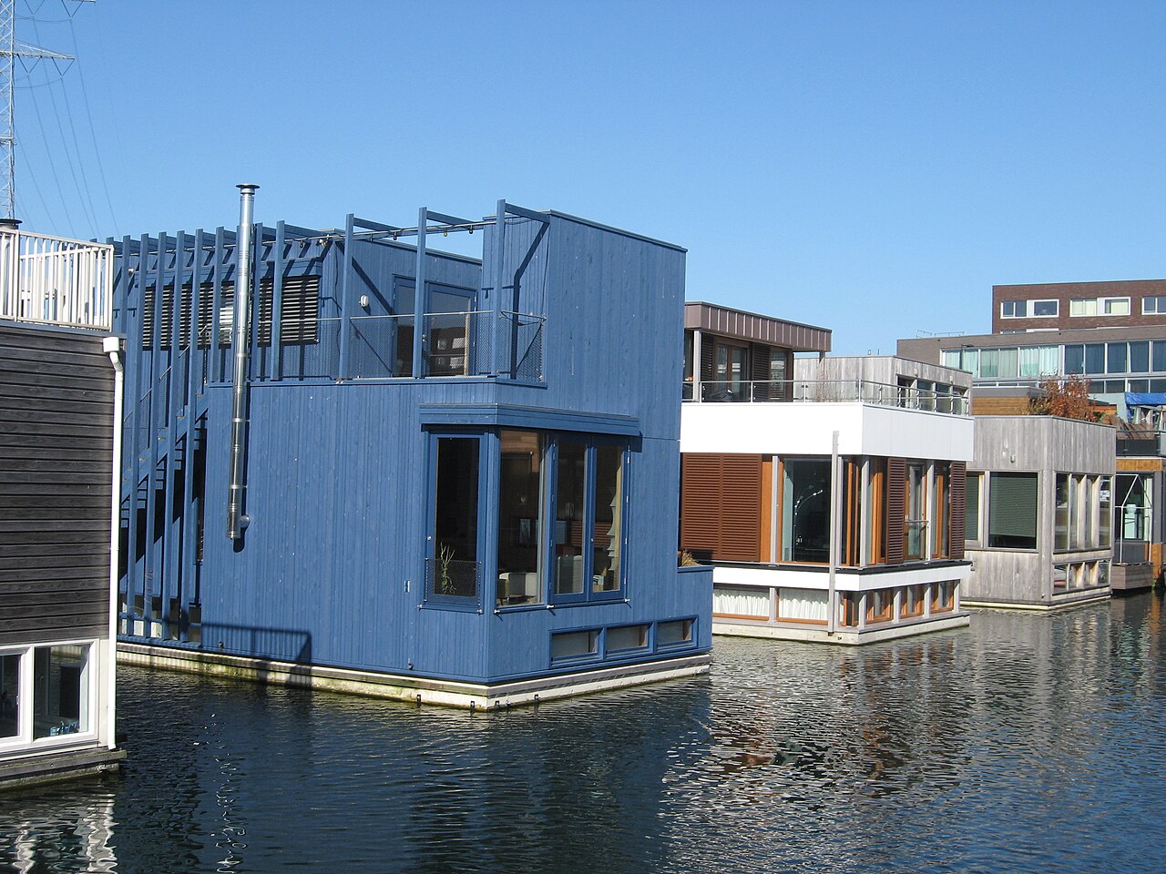 Maisons flottantes à Brigantijnkade dans Waterbuurt à Amsterdam Maisons flottantes à Brigantijnkade dans Waterbuurt à Amsterdam