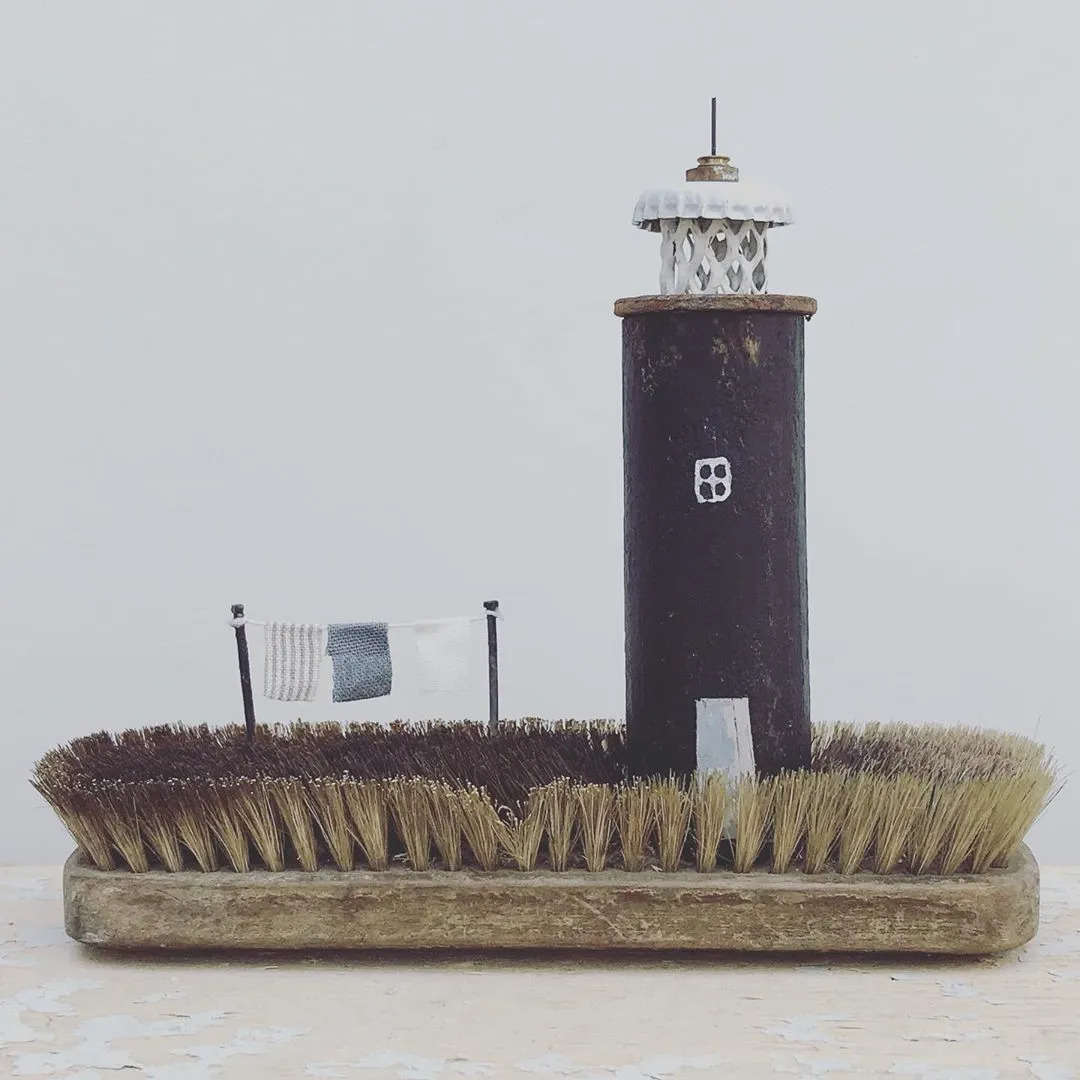 Des compositions et sculptures en objets trouvés par Kirsty Elson Des compositions et sculptures en objets trouves par Kirsty Elson 15 Des-compositions-et-sculptures-en-objets-trouves-par-Kirsty-Elson