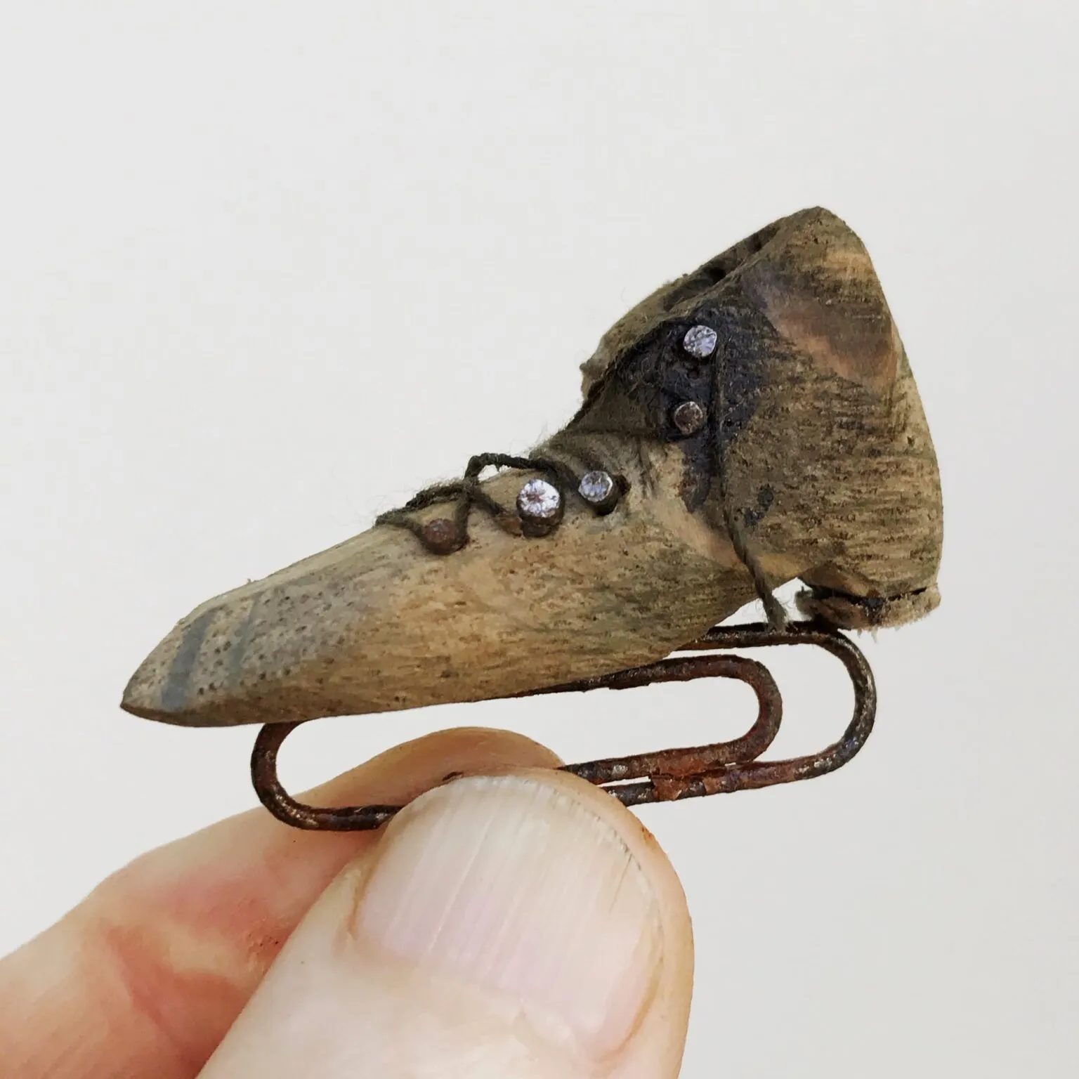 Des compositions et sculptures en objets trouvés par Kirsty Elson Des compositions et sculptures en objets trouves par Kirsty Elson 8 Des-compositions-et-sculptures-en-objets-trouves-par-Kirsty-Elson