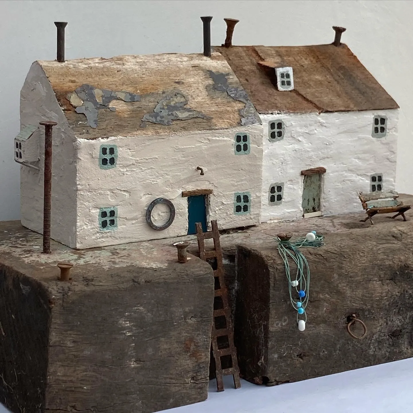 Des compositions et sculptures en objets trouvés par Kirsty Elson Des compositions et sculptures en objets trouves par Kirsty Elson 9 Des-compositions-et-sculptures-en-objets-trouves-par-Kirsty-Elson