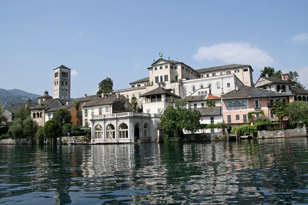 Isola San Giulio - la magnifique île Saint Jules du lac d'Orta Isola San Giulio la magnifique ile Saint Jules du lac d Orta piemont italie 4 Isola-San-Giulio-la-magnifique-ile-Saint-Jules-du-lac-d-Orta-piemont-italie-4