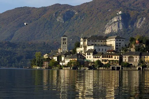 Isola San Giulio - la magnifique île Saint Jules du lac d'Orta Isola San Giulio la magnifique ile Saint Jules du lac d Orta piemont italie 7 Isola-San-Giulio-la-magnifique-ile-Saint-Jules-du-lac-d-Orta-piemont-italie-7