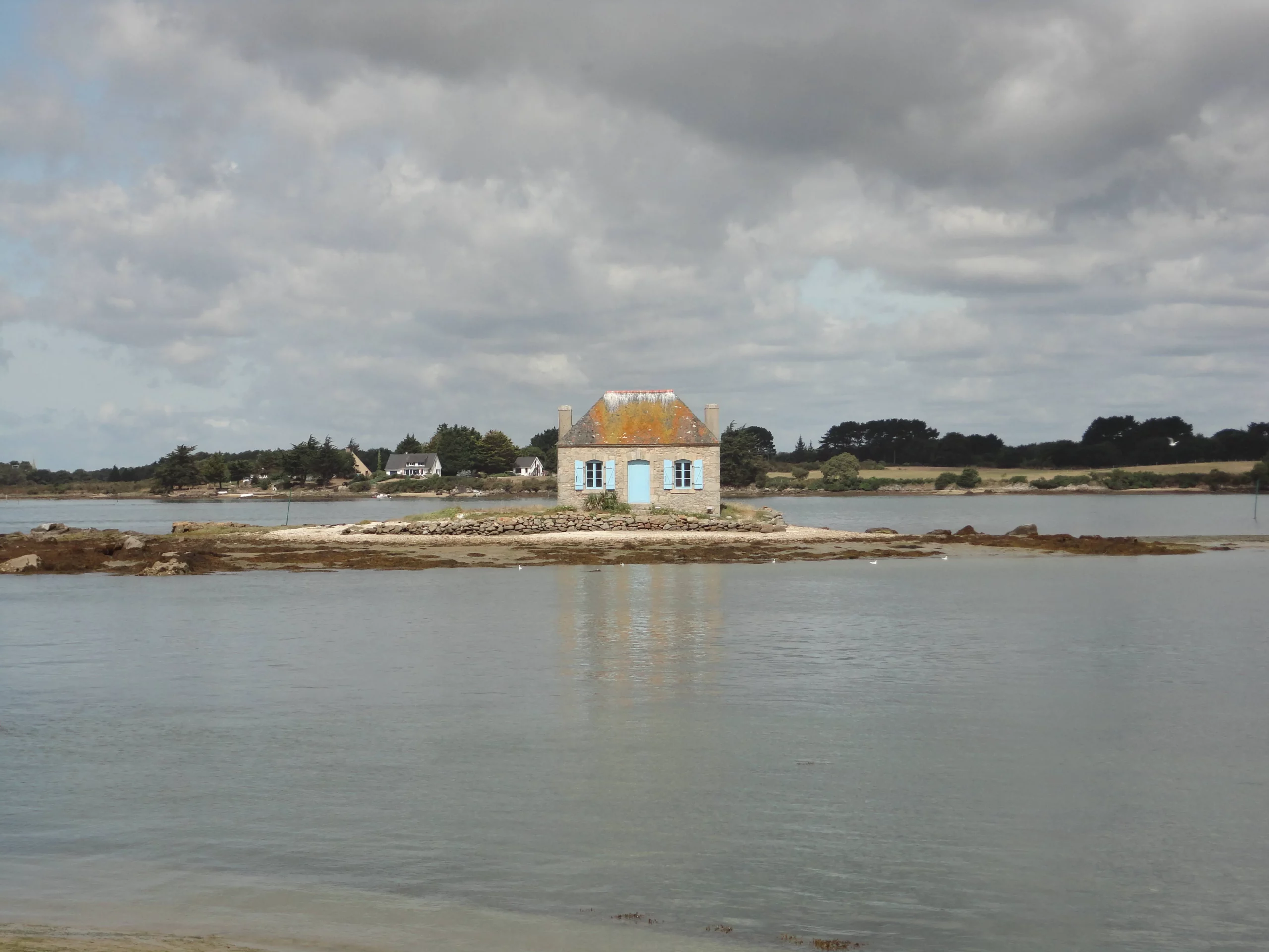 La célèbre maison aux volets bleus de l'îlot de Nichtarguer La celebre maison aux volets bleus de l ilot de Nichtarguer 2 scaled La-celebre-maison-aux-volets-bleus-de-l-ilot-de-Nichtarguer Saint-Cado Bretagne