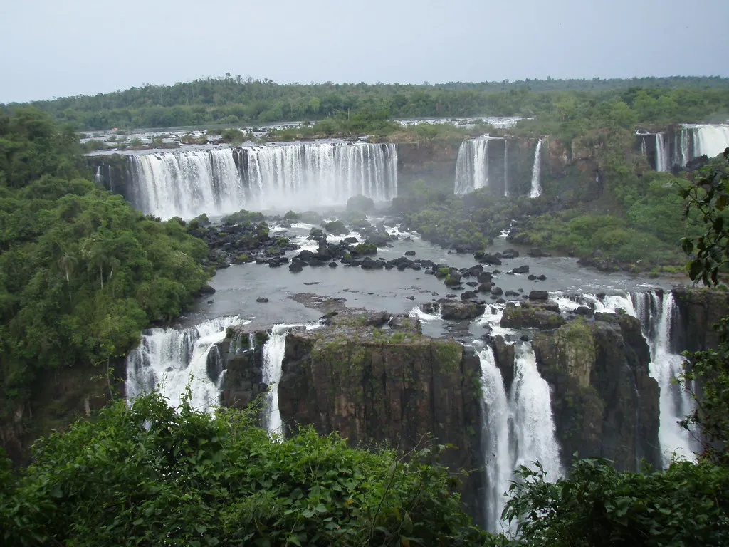 Les fabuleuses cascades d'Iguazu, une des 7 merveilles naturelles du monde Les fabuleuses cascades d Iguazu une des 7 merveilles naturelles du monde argentine bresil 11 Les-fabuleuses-cascades-d-Iguazu-une-des-7-merveilles-naturelles-du-monde-argentine-bresil-11