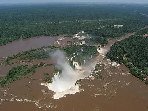 Les fabuleuses cascades d'Iguazu, une des 7 merveilles naturelles du monde Les fabuleuses cascades d Iguazu une des 7 merveilles naturelles du monde argentine bresil 12 Les-fabuleuses-cascades-d-Iguazu-une-des-7-merveilles-naturelles-du-monde-argentine-bresil-12