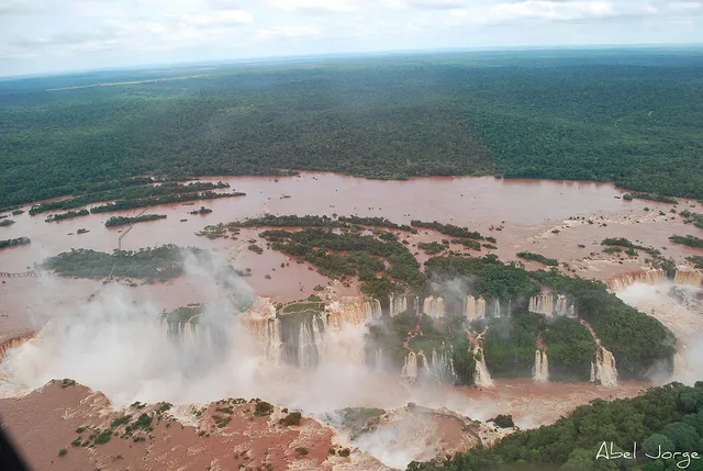 Les fabuleuses cascades d'Iguazu, une des 7 merveilles naturelles du monde Les fabuleuses cascades d Iguazu une des 7 merveilles naturelles du monde argentine bresil 13 Les-fabuleuses-cascades-d-Iguazu-une-des-7-merveilles-naturelles-du-monde-argentine-bresil-13