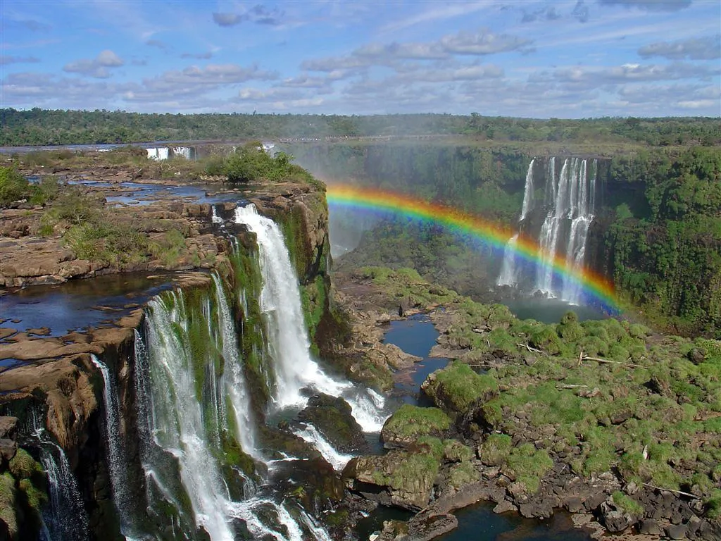 Les fabuleuses cascades d'Iguazu, une des 7 merveilles naturelles du monde Les fabuleuses cascades d Iguazu une des 7 merveilles naturelles du monde argentine bresil 15 Les-fabuleuses-cascades-d-Iguazu-une-des-7-merveilles-naturelles-du-monde-argentine-bresil-15