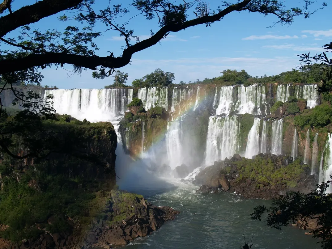 Les fabuleuses cascades d'Iguazu, une des 7 merveilles naturelles du monde Les fabuleuses cascades d Iguazu une des 7 merveilles naturelles du monde argentine bresil 2 Les-fabuleuses-cascades-dIguazu-une-des-7-merveilles-naturelles-du-monde-argentine-bresil-2