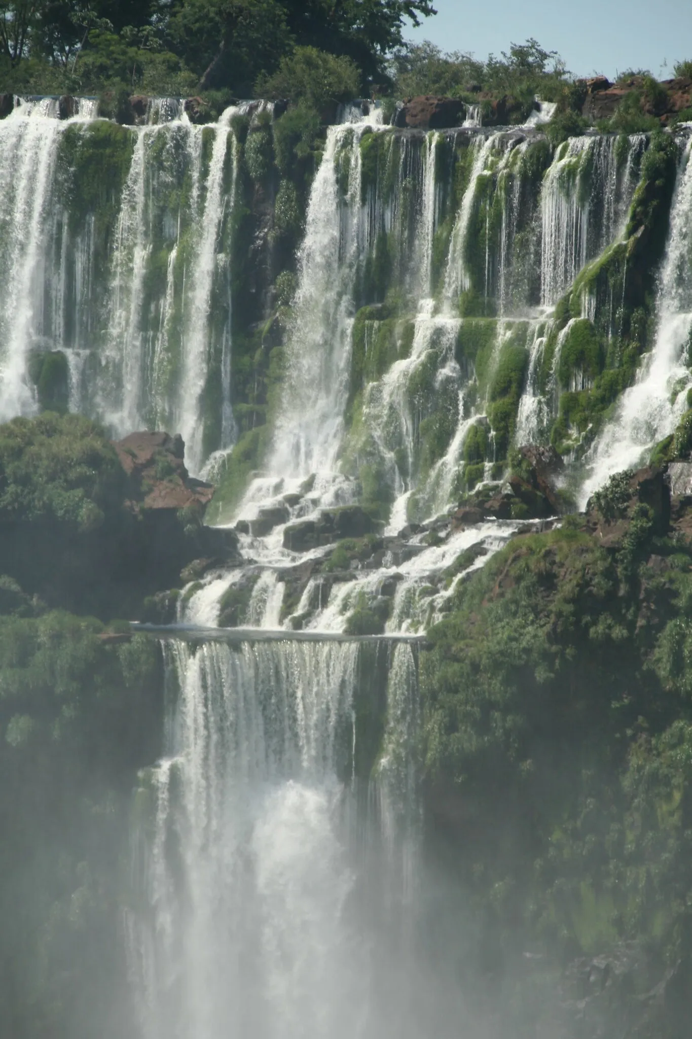 Les fabuleuses cascades d'Iguazu, une des 7 merveilles naturelles du monde Les fabuleuses cascades d Iguazu une des 7 merveilles naturelles du monde argentine bresil 4 Les-fabuleuses-cascades-d-Iguazu-une-des-7-merveilles-naturelles-du-monde-argentine-bresil-4