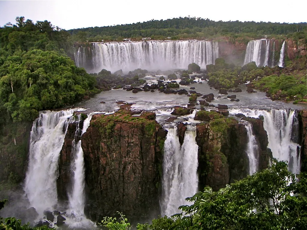 Les fabuleuses cascades d'Iguazu, une des 7 merveilles naturelles du monde Les fabuleuses cascades d Iguazu une des 7 merveilles naturelles du monde argentine bresil 6 Les-fabuleuses-cascades-d-Iguazu-une-des-7-merveilles-naturelles-du-monde-argentine-bresil-6