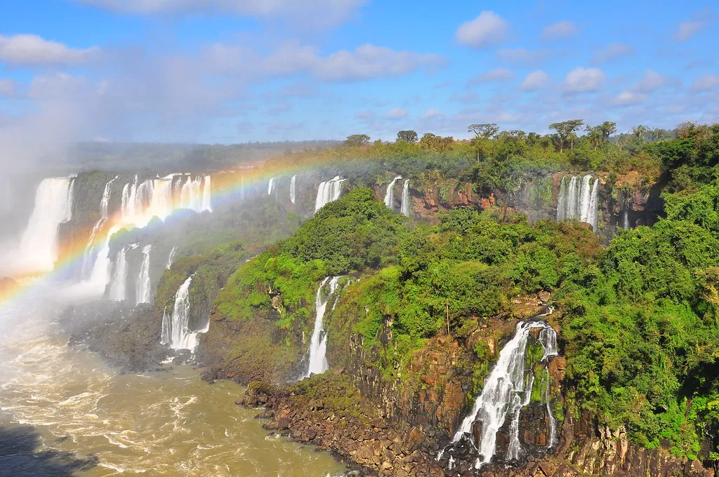 Les fabuleuses cascades d'Iguazu, une des 7 merveilles naturelles du monde Les fabuleuses cascades d Iguazu une des 7 merveilles naturelles du monde argentine bresil 7 Les-fabuleuses-cascades-dIguazu-une-des-7-merveilles-naturelles-du-monde-argentine-bresil-7