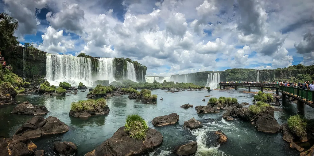 Les fabuleuses cascades d'Iguazu, une des 7 merveilles naturelles du monde Les fabuleuses cascades d Iguazu une des 7 merveilles naturelles du monde argentine bresil 8 Les-fabuleuses-cascades-d-Iguazu-une-des-7-merveilles-naturelles-du-monde-argentine-bresil-8