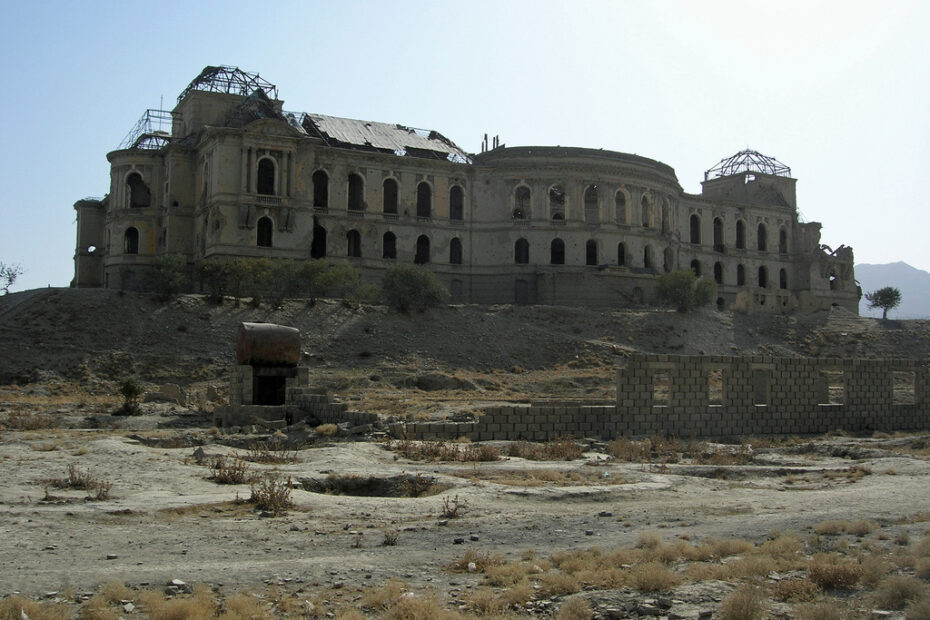 Le palais Tajbeg et le palais Darul Aman à Kaboul, des ruines à la reconstruction Les ruines du palais Tajbeg et du palais Darulaman le Versailles d Afghanistan 1 Palais Darul Aman en ruines à Kaboul avant sa restauration